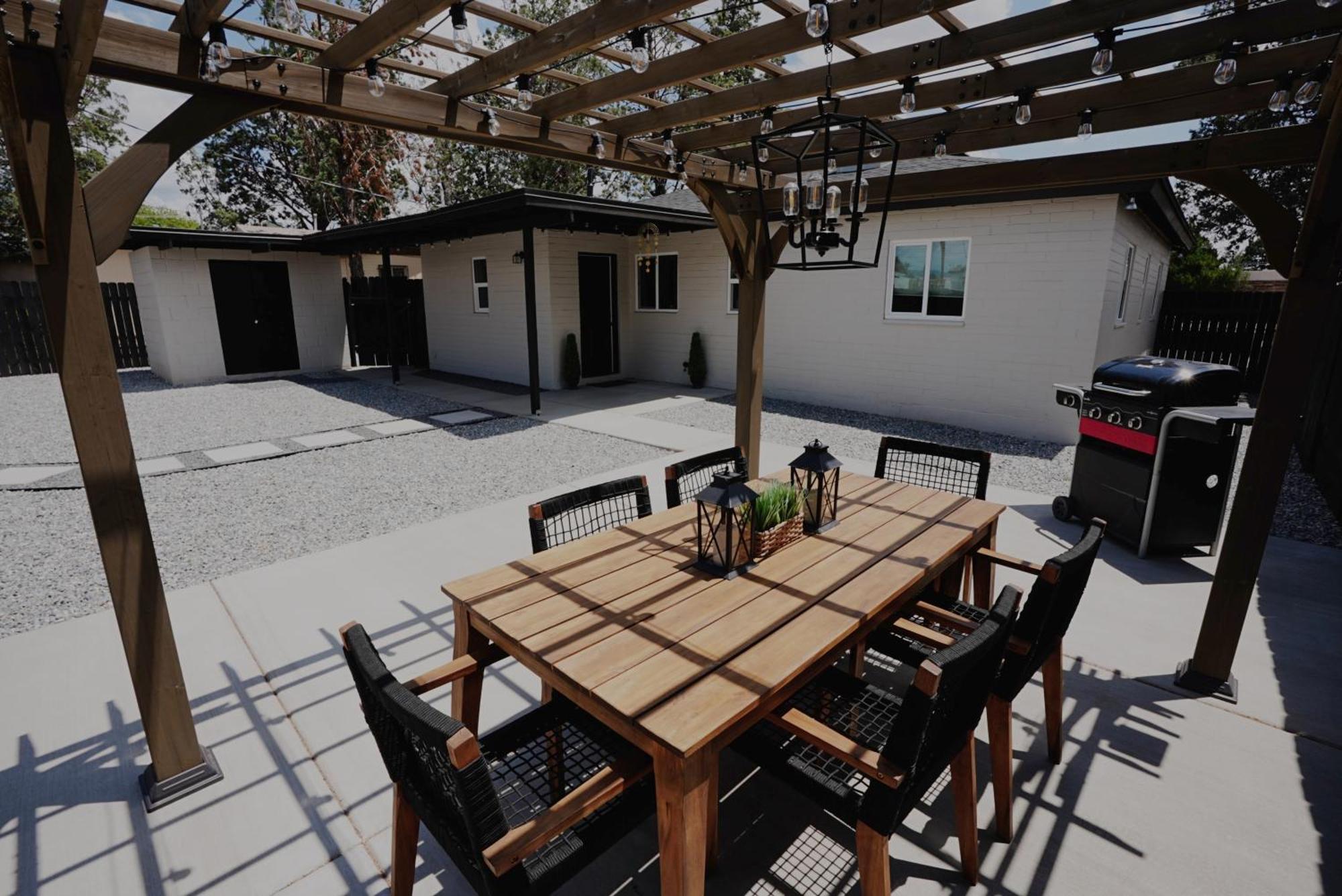 Centrally Located! Remodeled! Huge Backyard! The White House Albuquerque Kültér fotó