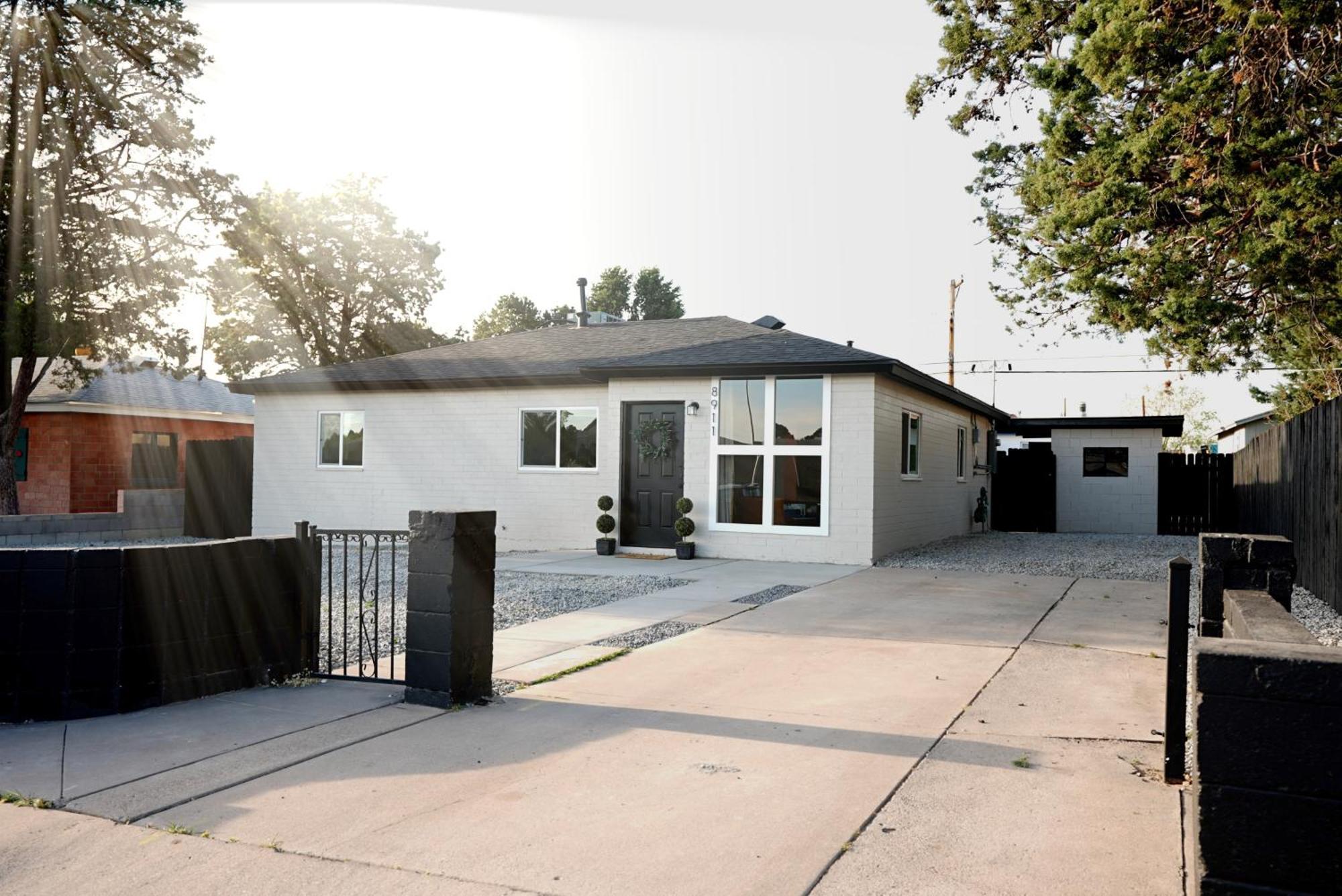 Centrally Located! Remodeled! Huge Backyard! The White House Albuquerque Kültér fotó